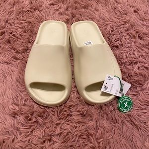 NEW!! Yeezy slides “bone”